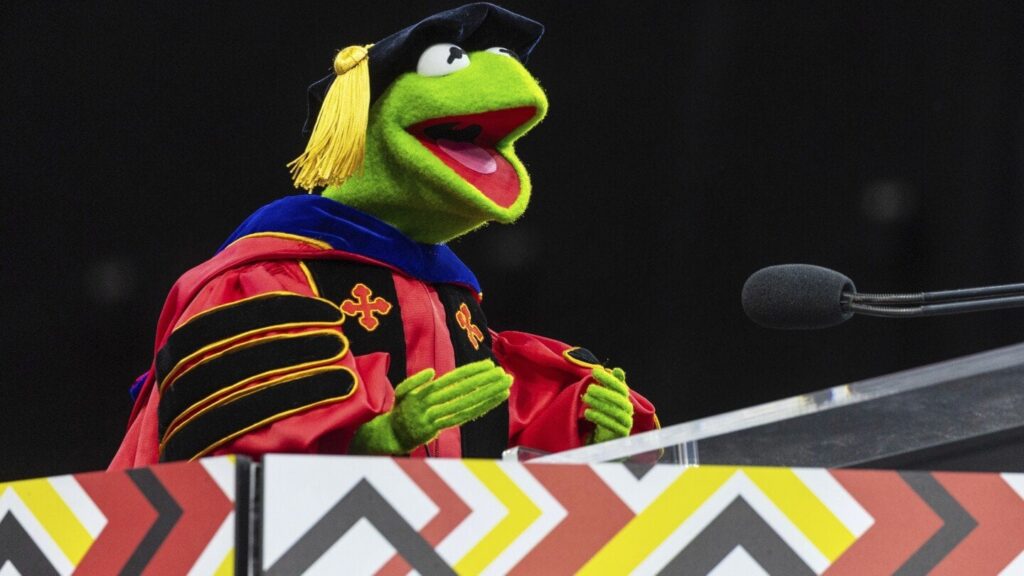"Springen Sie zusammen", sagt Kermit der Frosch in der Ansprache an der Universität von Maryland am Abschluss der Universität von Maryland