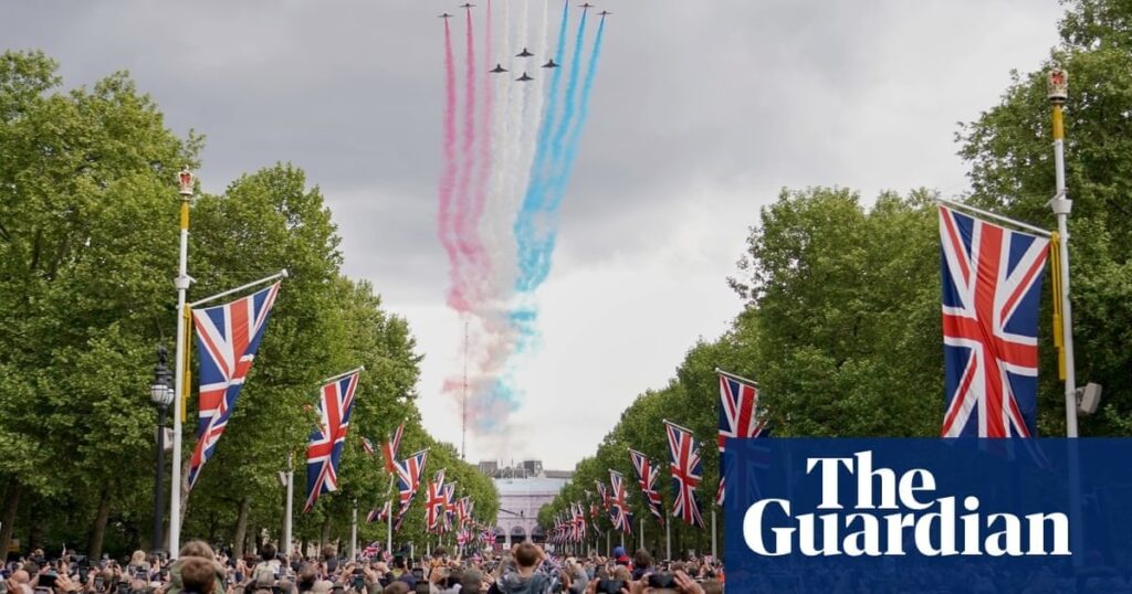 UK Marks VE Day 80 -jähriges Jubiläum mit großen Menschenmengen und Militärpomp