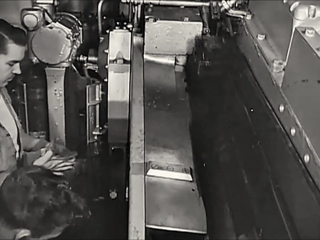 Zerstörer der Getriebeklasse USS Floyd B. Parks bombardieren Wonsan mit 5-Zoll-Muscheln im September 1951