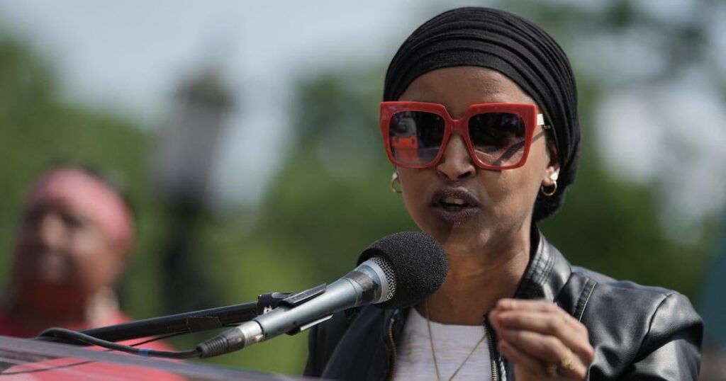 Ilhan Omar fordert den rechten Reporter auf, sich zu „aus"