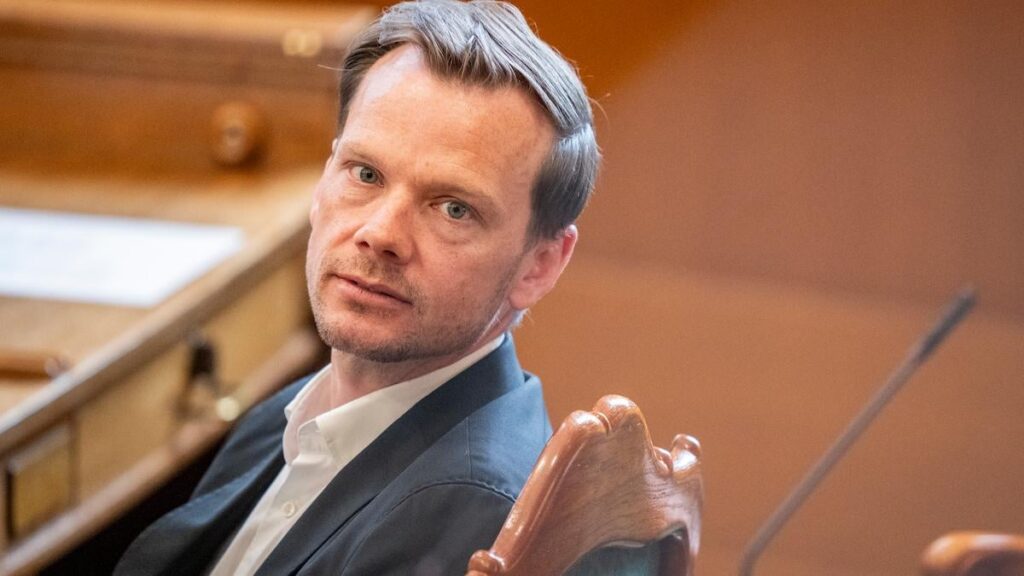 "Alle Bürger werden systematisch überall und ständig überwacht" - doch der Minister ist unvermindert weiter