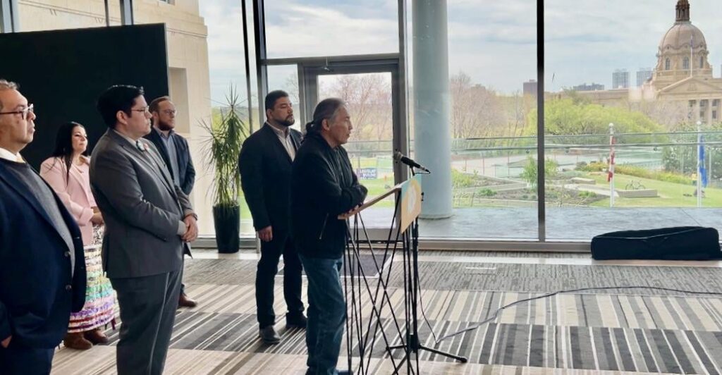 "Packen Sie Ihre Tasche aus und gehen Sie": Chief sagt zu Alberta Premier