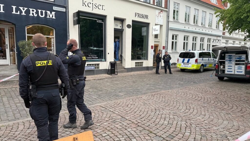 Räuber zertrümmerten Stände und gefährdete Mitarbeiter am Highlights Day: Stahluhrs für Millionen [efterlyst med billede i artiklen]