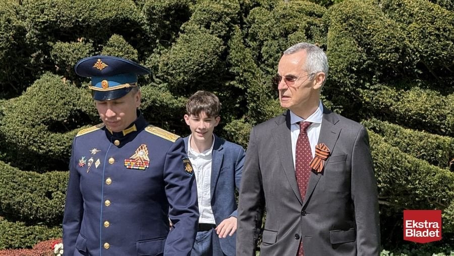 Was macht er dort? Der russische Botschafter besucht das Denkmal