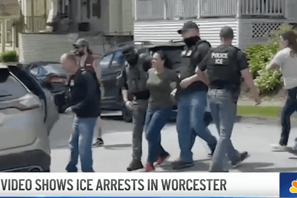 Moment 'satt' in Massachusetts Schwärme Ice Agents, die versuchen, Mutter zu verhaften