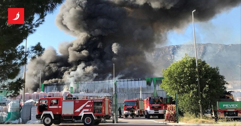 Verbrennt einen Peve in Kastela, ein dicker Rauch steigt. „Wir haben die Explosionen gehört, es brach schnell“ Verbrennt einen Peve in Kastela, ein dicker Rauch steigt. "Wir haben die Explosionen gehört, es brach schnell"