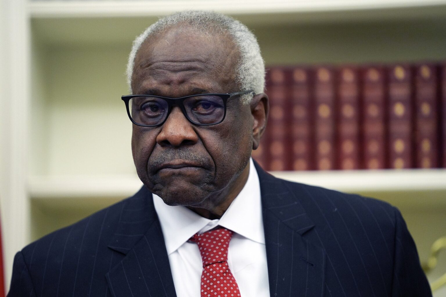 Clarence Thomas scheint sich mit Trump zu stellen, um die Befugnisse der Richter einzuschränken