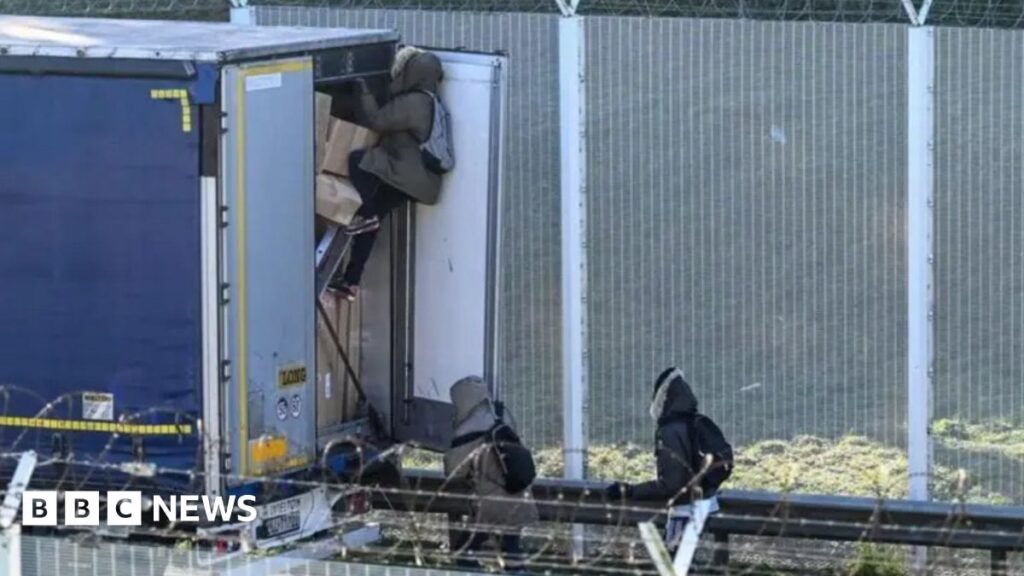 Tausende von Versuchen von Migranten, sich in Fahrzeugen in Kanalhäfen zu verstecken