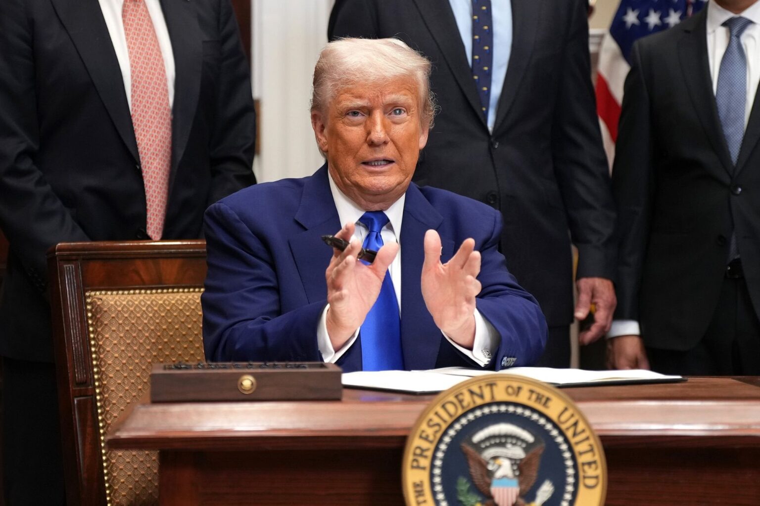Trump belebt „Mental Recond“ Bedenken, nachdem er versucht hat, ein Oval Office zu verlassen, bevor er die Anordnung der Exekutive unterzeichnete: „Ist er in Ordnung?“ Trump belebt "Mental Recond" Bedenken, nachdem er versucht hat, ein Oval Office zu verlassen, bevor er die Anordnung der Exekutive unterzeichnete: "Ist er in Ordnung?"