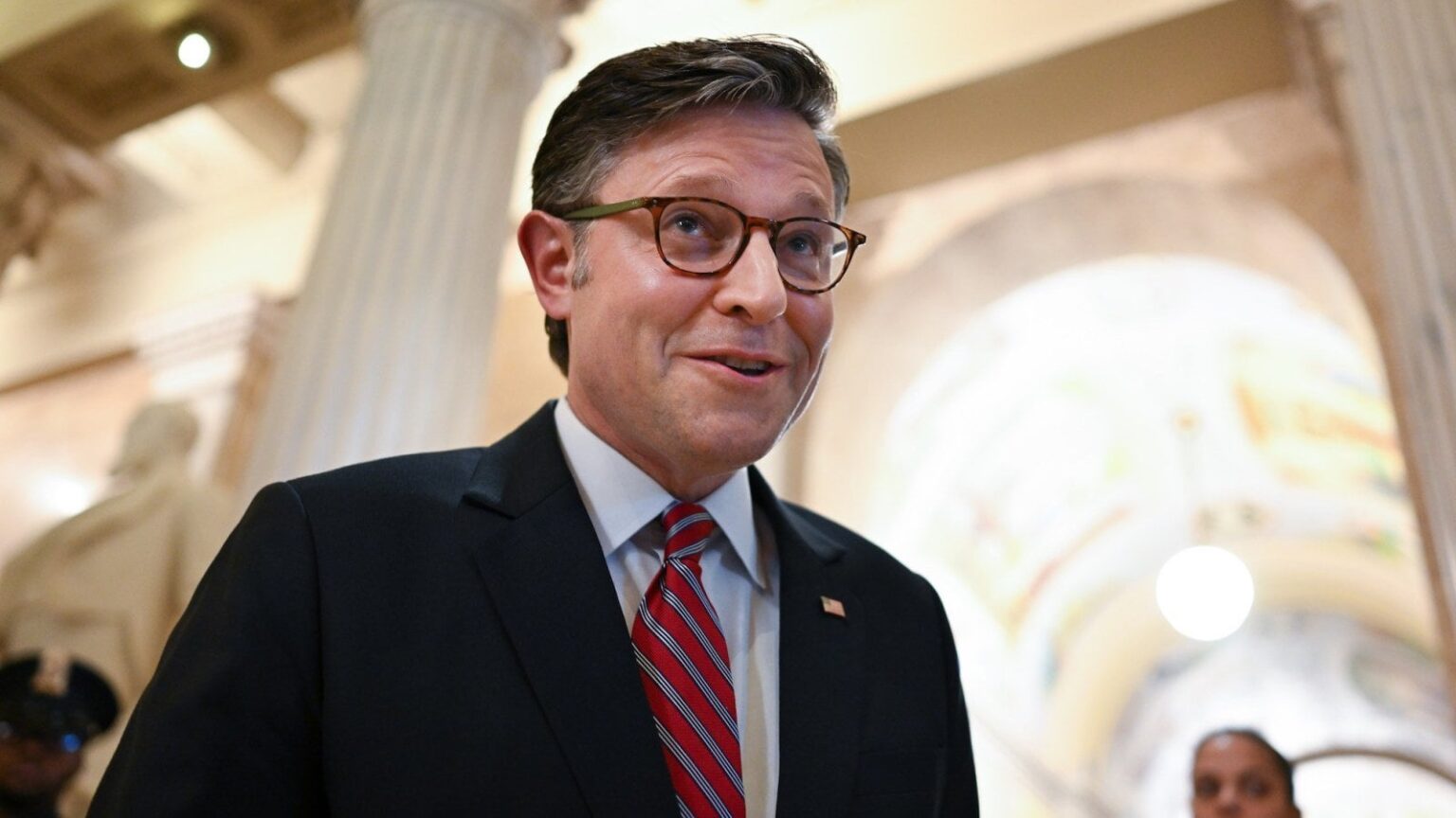 Mike Johnson besteht darauf, dass es "moralisch" ist, Menschen Medicaid abzuwerfen