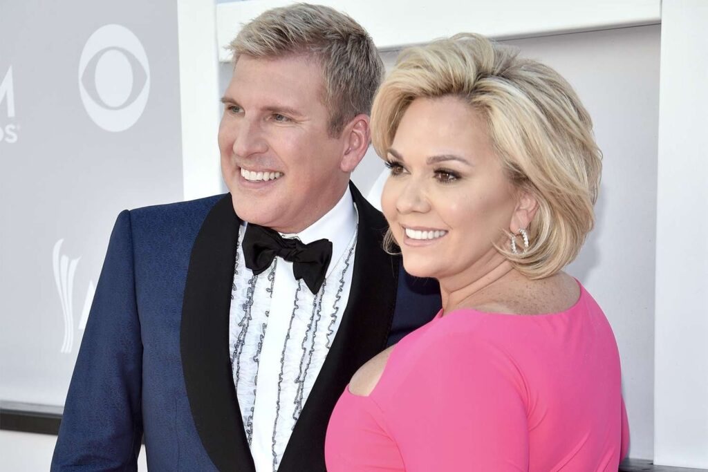 Todd und Julie Chrisley begnadigten sich offiziell von Präsident Donald Trump in Bankbetrug und Steuerhinterziehung Todd und Julie Chrisley begnadigten sich offiziell von Präsident Donald Trump in Bankbetrug und Steuerhinterziehung
