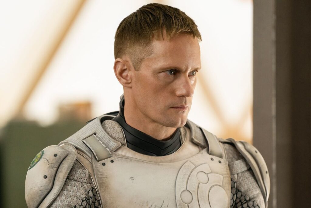 Alexander Skarsgård bricht die Beziehungen von Murderbot zusammen und erinnert sich, wie er sich in den Schurken Android verliebte