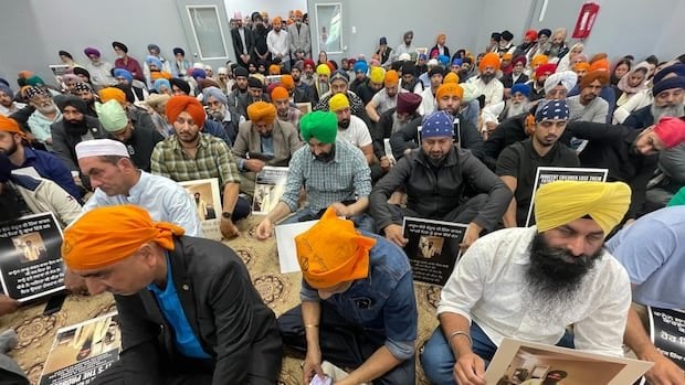 Community -Mitglieder packen ein Meeting ein, um über die Sicherheit zu sprechen, nachdem der Mann Brampton getötet wurde