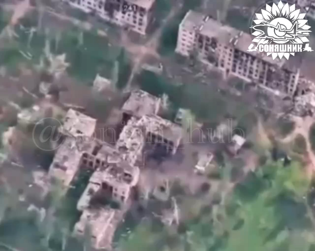 Die ukrainischen Streitkräfte führten einen MiG-29-Luftangriff mit geführten Luftbomben in den Ruinen eines Hauses mit russischen Soldaten durch. Mai 2025, nicht offenbarte Lage.