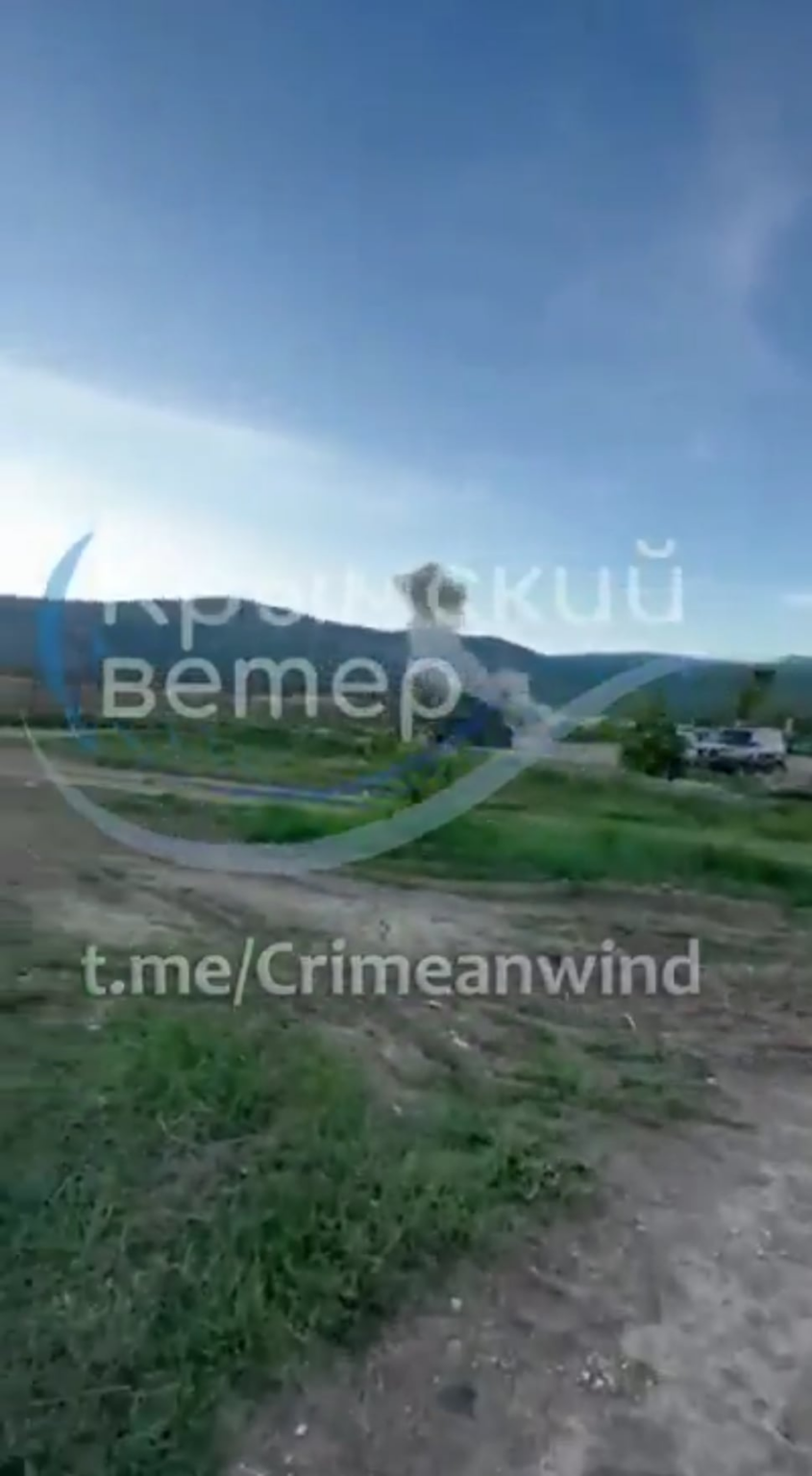 Russische POV: Die ukrainische Langstreckendrohne traf in Dvyzhuka auf der vorübergehenden besetzten Krim eine russische Militäranlage. 22. Mai 2025