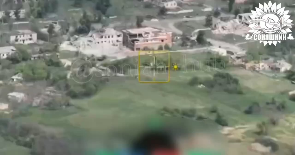 Die ukrainischen Streitkräfte führten einen MiG-29-Luftangriff mit 2 geführten französischen AASM-Hammerbomben auf den Ruinen von Häusern mit russischen Soldaten durch. Mai 2025, nicht offenbarte Lage.