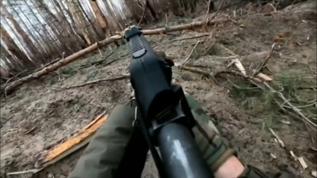 Der Soldat der Internationalen Legion (2. Bataillon) zielte mit einem Granatwerfer auf die Russenpositionen. Herebryansky Forest. Luhansk Oblast. [Date unknown]