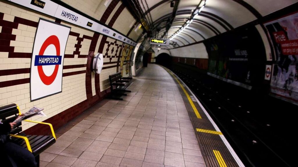Jüdischer Junge nach „rassistisch motivierter Angriff“ in der Hampstead Tube Station ins Krankenhaus eingeliefert Jüdischer Junge nach "rassistisch motivierter Angriff" in der Hampstead Tube Station ins Krankenhaus eingeliefert