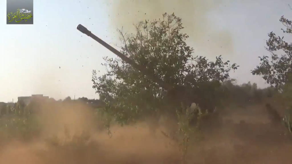 Syrische Rebellen (Jaish al Izza) mit einem 130-mm-Artillerie-Stück M-46. Ziel an Asilah und/oder Salhab, Hama -Gouverneur. 2017, wahrscheinlich September.