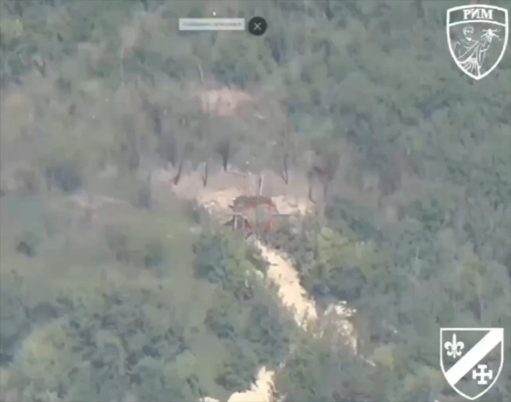 Drohnenaufnahmen eines ukrainischen FPV-Streiks auf eine russische 2S19-MSTA-S-152-mm-Waffe mit 152 mm. Nach dem Aufprall versucht ein russischer Soldat, einen seiner verletzten Kameraden zu retten. Zaporizhia Oblast.