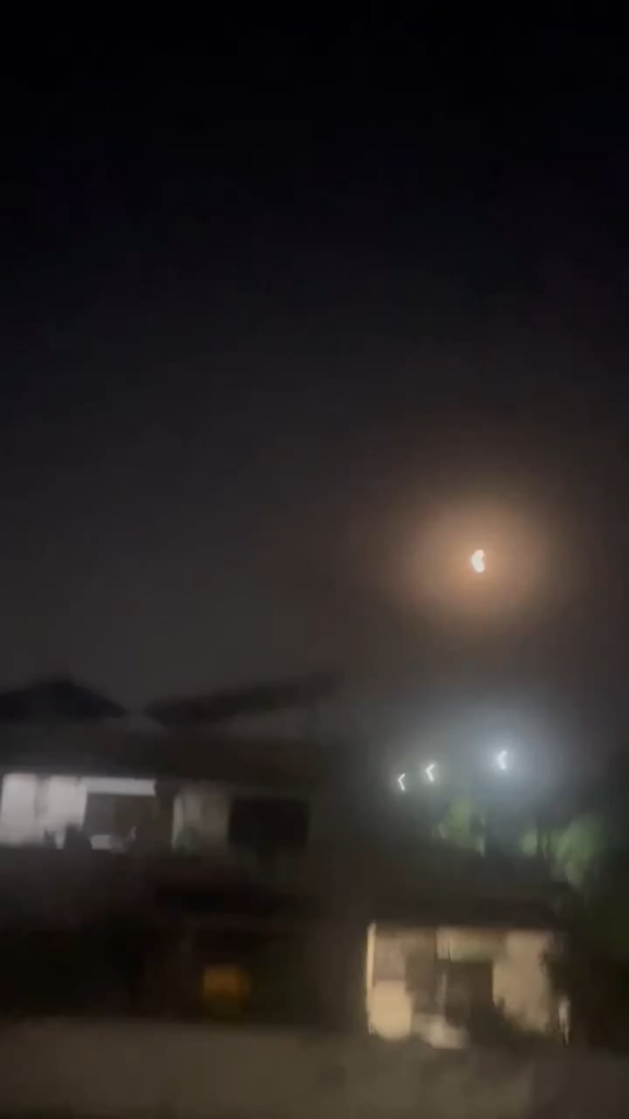 Die pakistanische Hauptstadt wird Berichten zufolge von indischen Raketen getroffen. Ihre Nur Khan Air Force Base in Pindi ist ebenfalls getroffen.