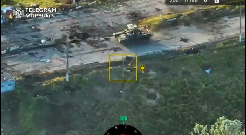 Archivmaterial: Kherson, Ukraine. Der russische T-72B3 wird von der FPV-Drohne getroffen und stürzt dann gegen Straßenlicht und wird verlassen, bevor er zerstört wird. Musik hinzugefügt von op. Kherson, Ukraine, Mitte 2023.