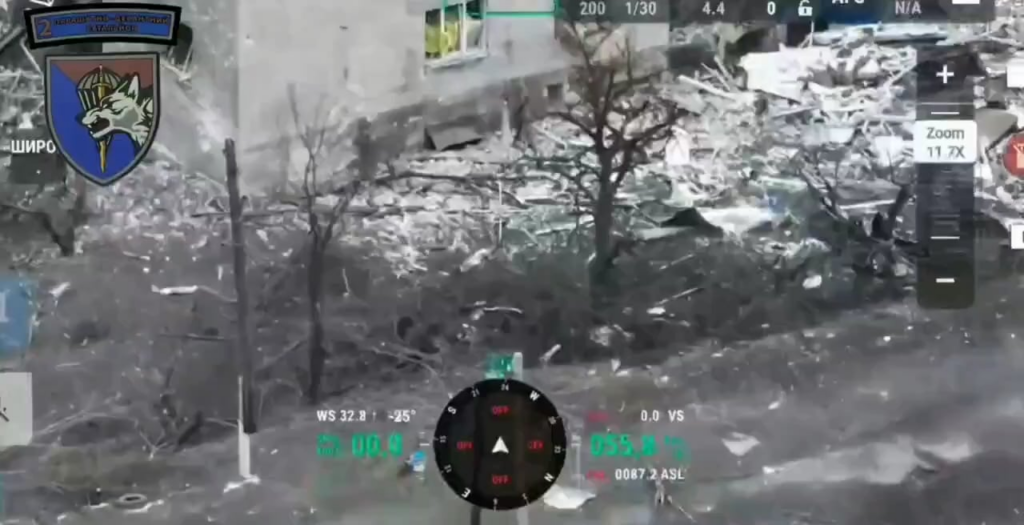 Soldaten des 2. Fallschirmbataillons der 25. getrennten Brigade in der Luft befassen eine große Sprengbeschuldigung in einen Keller, der als Versteck für russische Soldaten verwendet wird. Pokrovsk -Richtung.