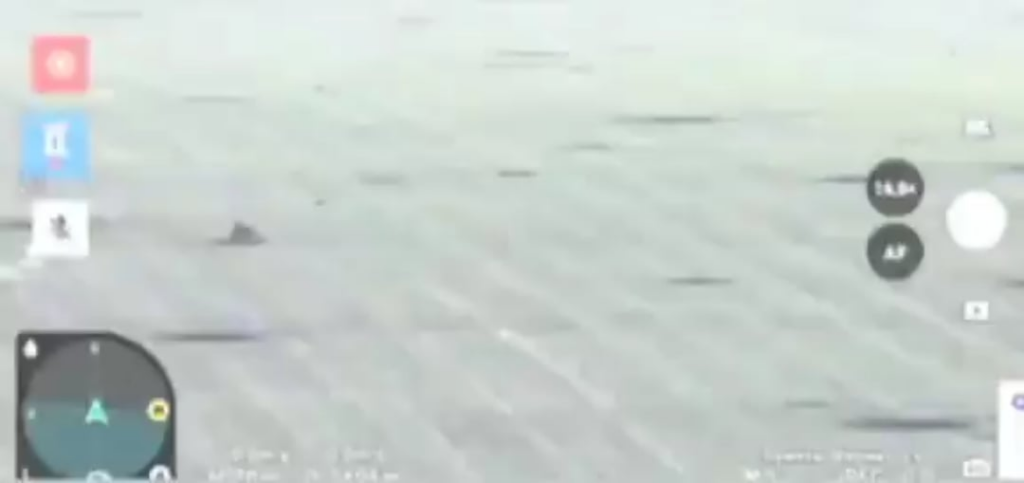 Eine ukrainische Drohne sieht zu, wie ein russischer Infanterie -Biker über ein Feld fährt und eine Mine erreicht.