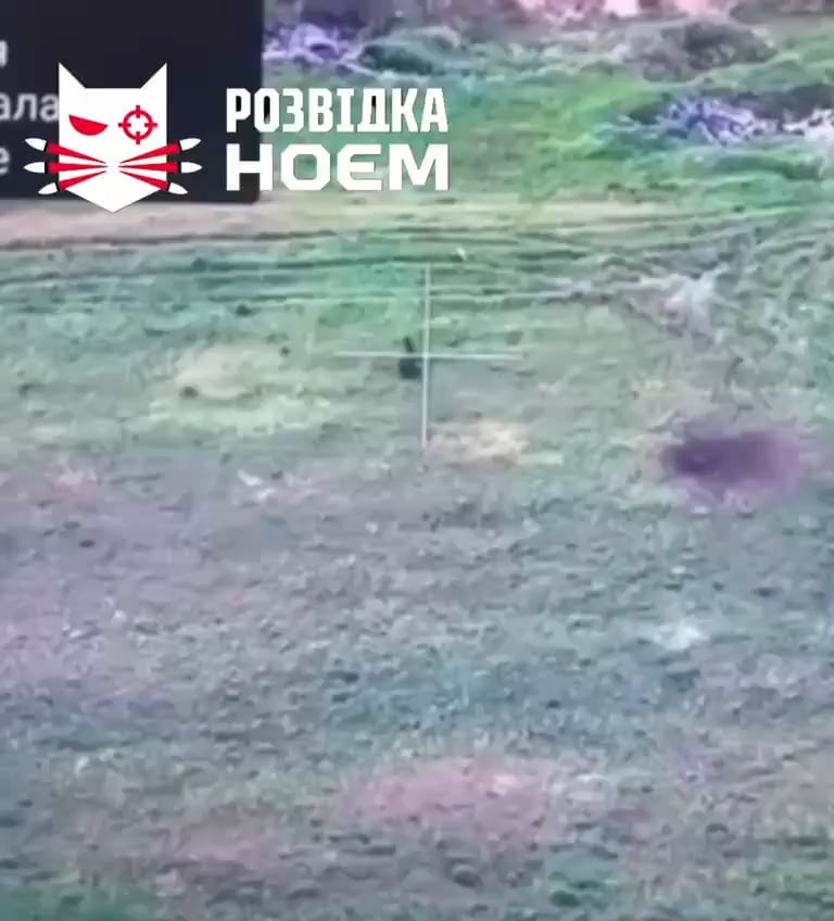 Drohnenmaterial zeigt einen russischen Soldaten, der versucht, eine ukrainische Position mit einem Monowheel anzugreifen. Das Fahrzeug wurde getroffen, und die Batterien schienen die Explosion des FPV Quad erhöht zu haben.