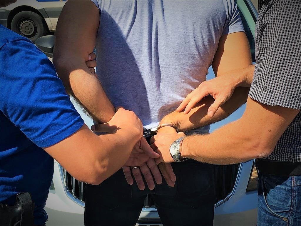 Verhaftete Polizist verdächtigt, ein Mädchen missbraucht zu haben. War freundliche Beziehungen zu ihrer Familie