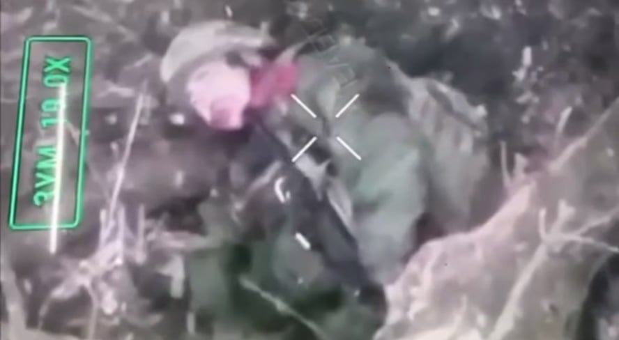 Der russische Soldat versucht sich selbst zu schießen, leidet aber unter Pech