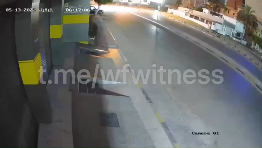 Ein T-72-Panzer, der von der 444 Brigade betrieben wird, die über ein ziviles Auto läuft und seine Hauptkanone in der Gegend von Ras Hassan in Tripoli, Libyen, abfeuert (13/05/2025)