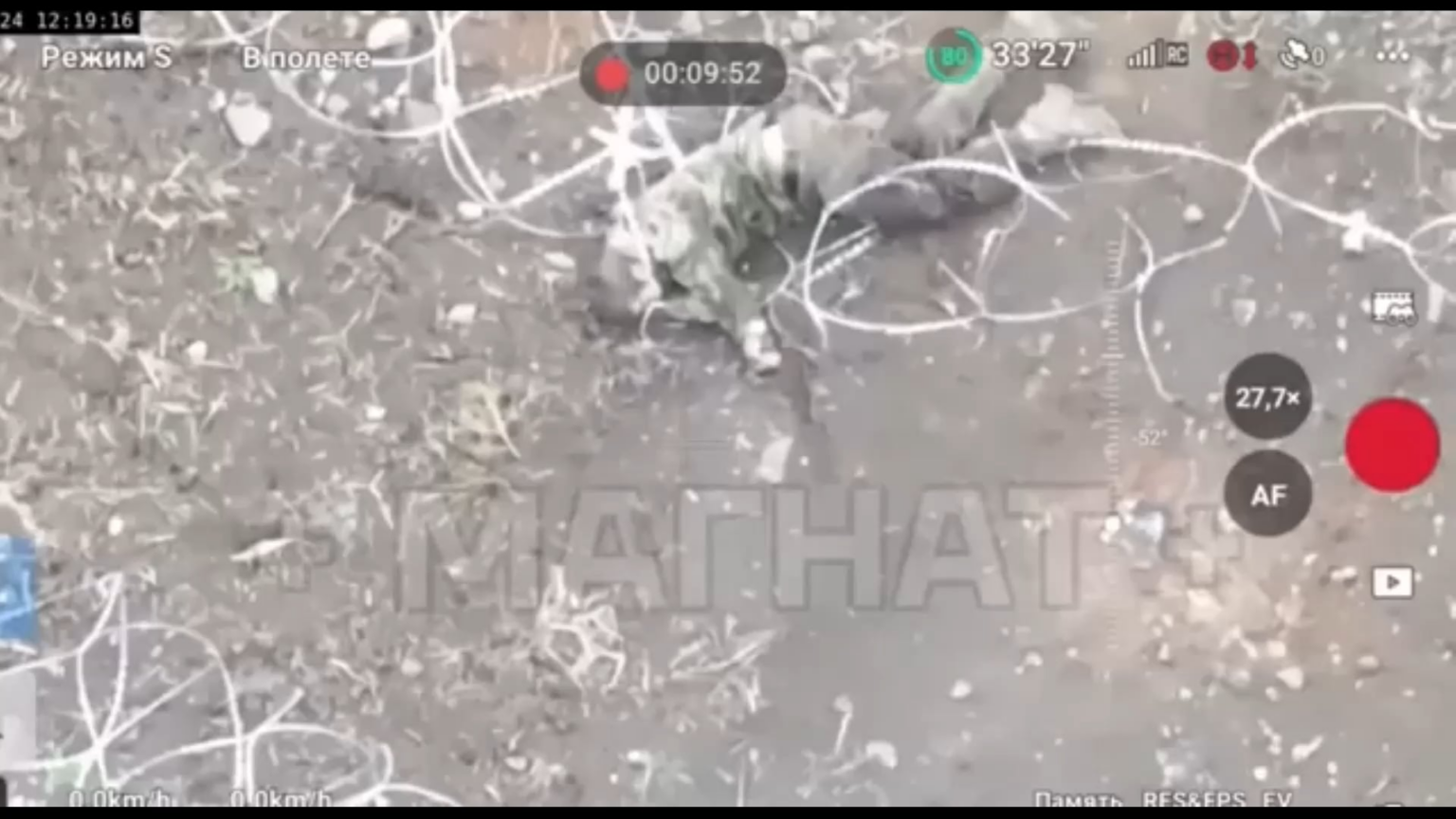 Ukraine. Der russische Soldat versucht sich mit Stacheldraht zu töten. Ca. Nov. 2024.