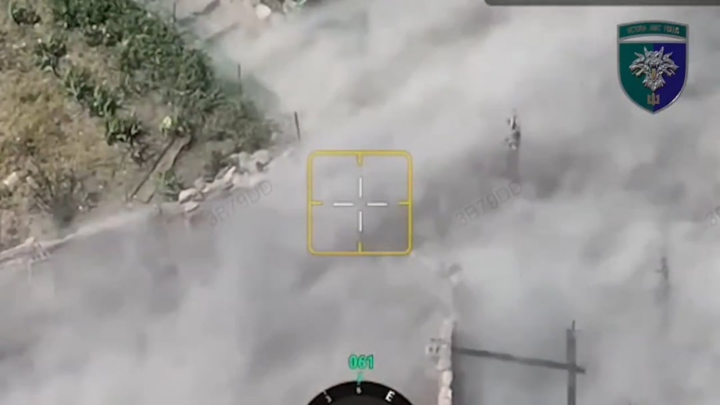 Ein Russisch versuchte, sich vor einer ukrainischen Drohne der 38. Marine -Brigade in einem Kamin zu verstecken, wurde jedoch entdeckt und beseitigt.