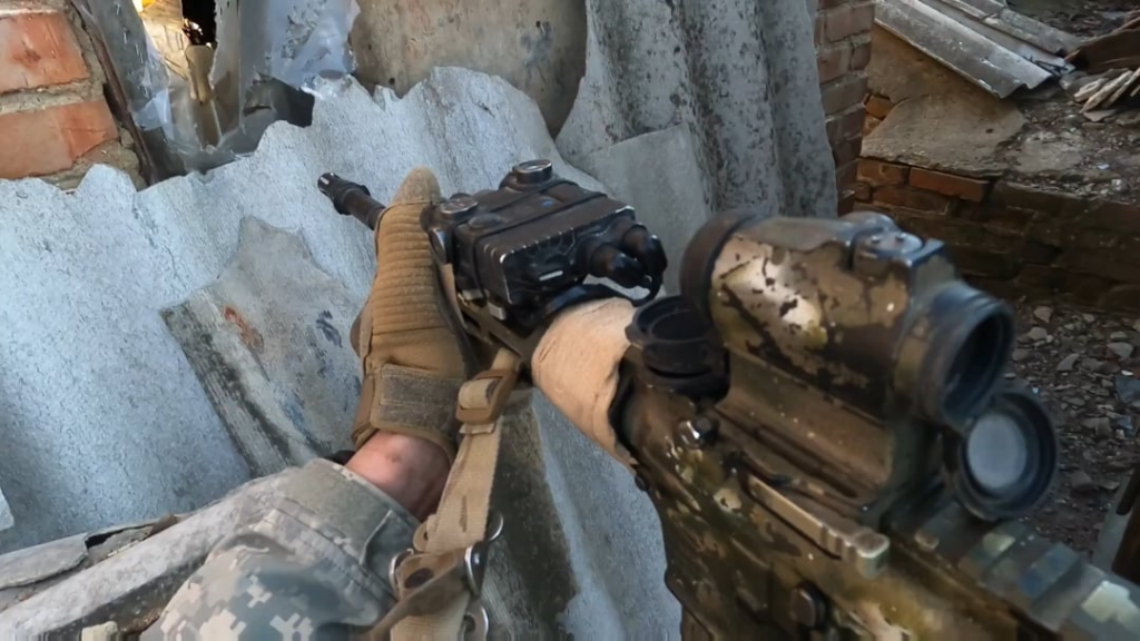Die ukrainische Aufklärungsgruppe "Piraten" der 12. Special Operations Brigade Azov Clearing -Häuser in einem der Dörfer in der Nähe von Toretsk. Herbst 2024