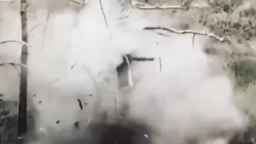 Ein russischer Soldat versuchte, sich vor einem ukrainischen FPV zu verstecken, indem er irgendwo entlang der Front in der Ukraine einen Baum stieg.