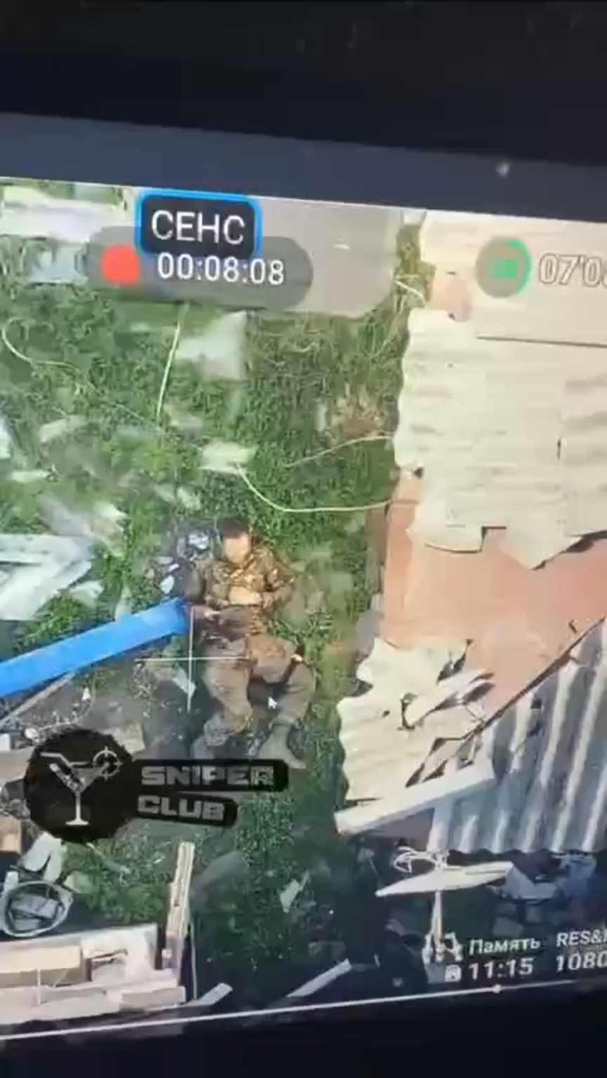 Der ukrainische Soldat beendete den russischen Soldaten nach der engen Brandkampf. Eastern Kharkiv Region, "Sniper Club", Mai 2025 [NSFW, graphic content]