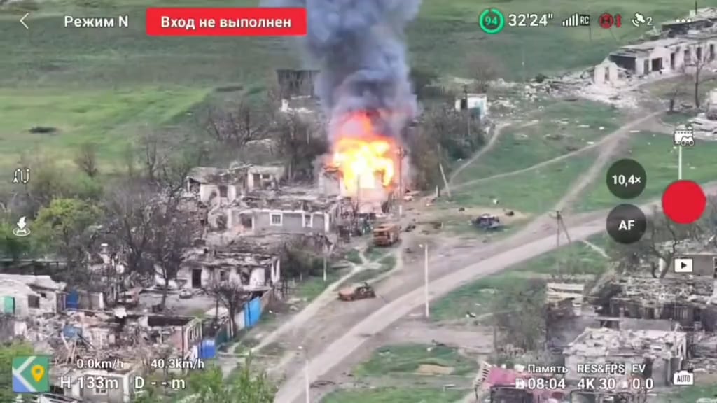 Der russische Munitionsaufbewahrung explodiert in Novotroitske südlich von Pokrovsk. Mai 2025