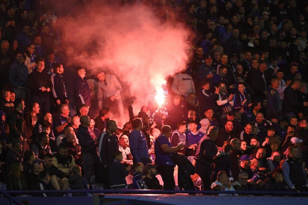Dinamo -Fans haben eine Gruppe von Italienern im Stadion wild angegriffen und verprügelt, sie landeten im Krankenhaus Dinamo -Fans haben eine Gruppe von Italienern im Stadion wild angegriffen und verprügelt, sie landeten im Krankenhaus