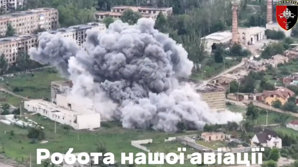Der ukrainische Luftangriff zerstörte ein russisches Hauptquartier in der Soledar -Richtung - beobachtet durch Drohnen der 30. mechanisierten Brigade. Mai 2025