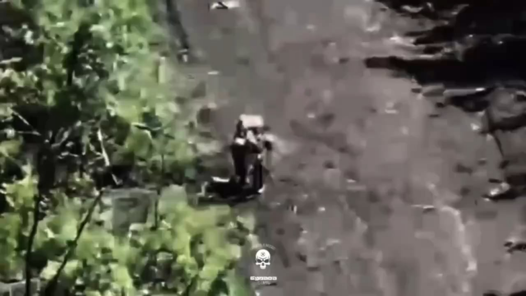 Neugieriger Russisch bläst sich auf eine IED auf, die von der ukrainischen Drohne, Donetk, fallen gelassen wurde