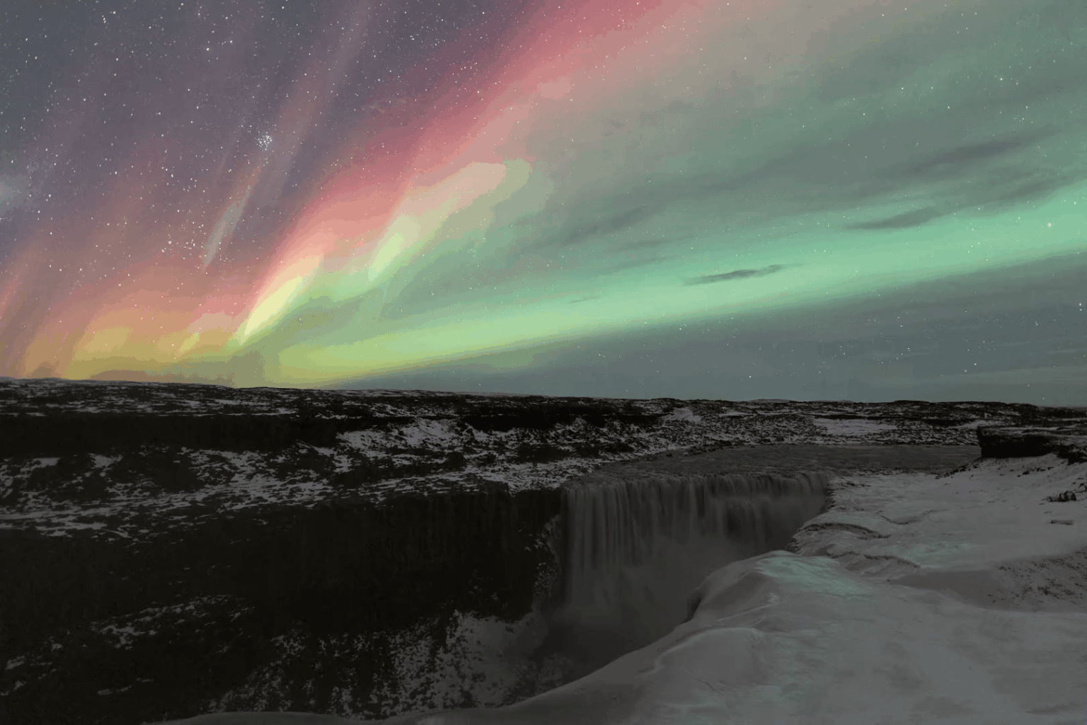 Aurora -Explosion über Islands mächtigsten Wasserfall