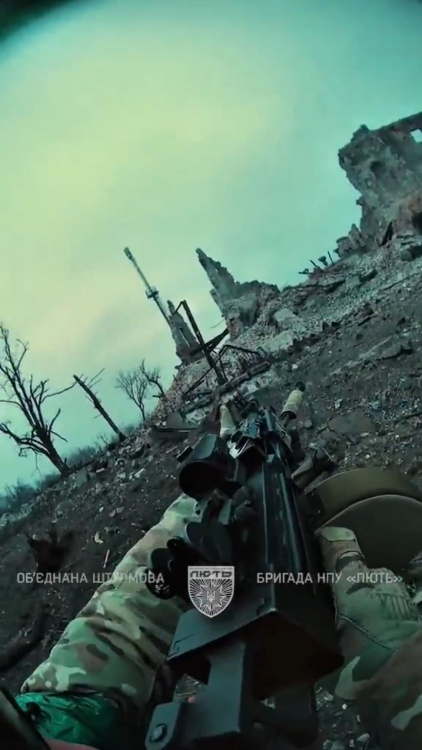 Ukrainische Soldaten stürmten in Toretsk in die russische Infanterie -Position. Angriffsbrigade "liut" der nationalen Polizei bei der Arbeit. [Published 16.05.2025]