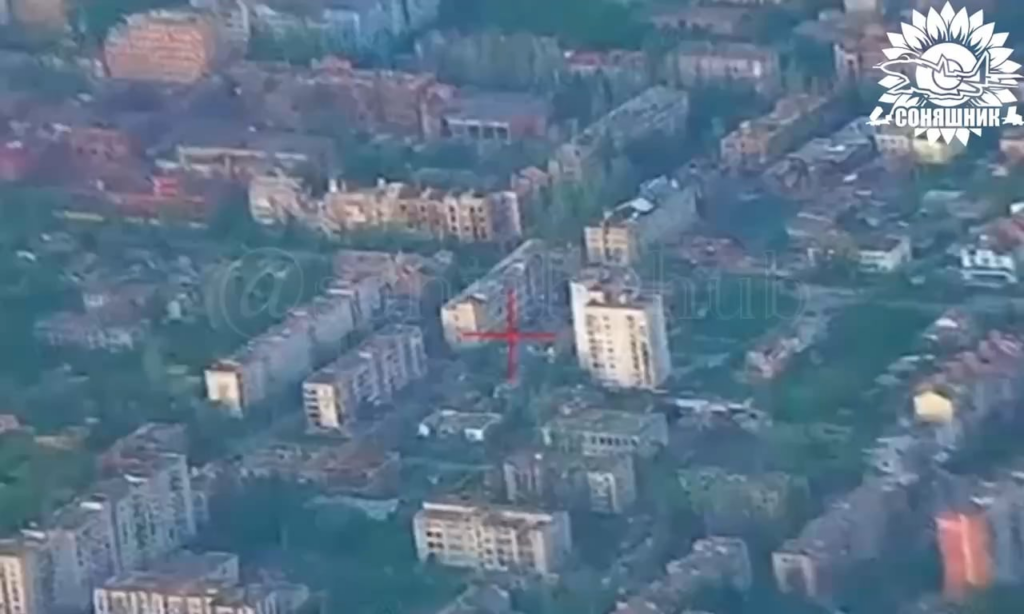Das Flugzeug führte einen Luftangriff mit geführten französischen AASM -Hammerbomben auf einem Kommandoposten in der Stadt Bakhmut in der Region Donezk durch. Mai 2025.
