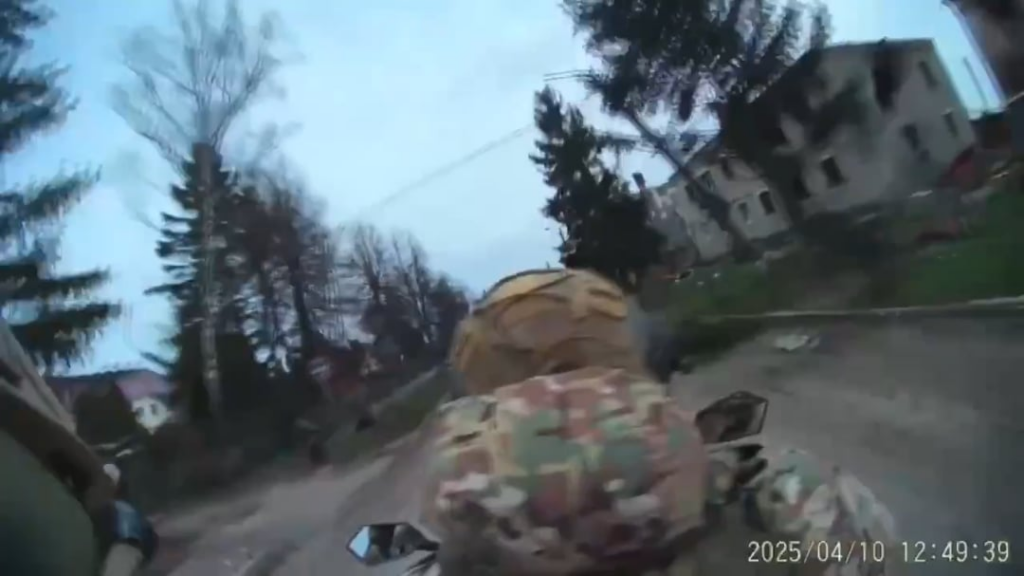 Zwei Ru VDV -Soldaten auf einer ATV -Geschwindigkeit durch die Region Sudzha, Kursk, während sie von einer UA -Drohne verfolgt werden, die sie letztendlich vermisst.