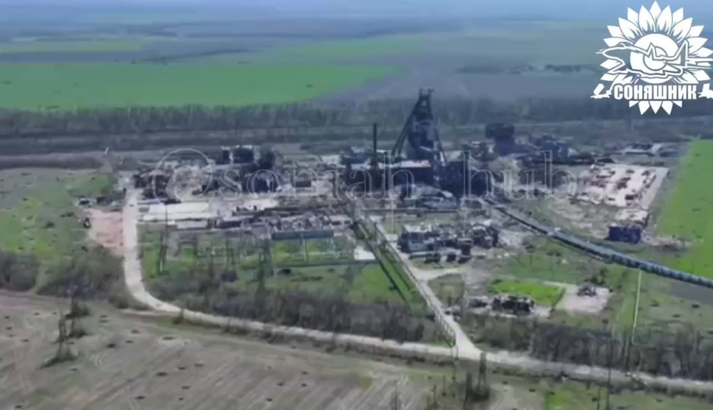 Die ukrainischen Streitkräfte führten mit Hilfe der geführten amerikanischen GBU-39- und GBU-62-Bomben in einem Haus mit russischen Soldaten einen Luftangriff auf einem SU-27 durch. Mai 2025, nicht offenbarte Lage.