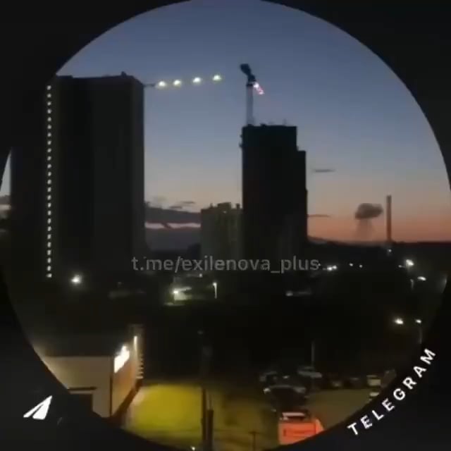 Zivilisten filmen die eingehenden ukrainischen UAVs auf der Azot -Chemiemanie in Tula, Russland.