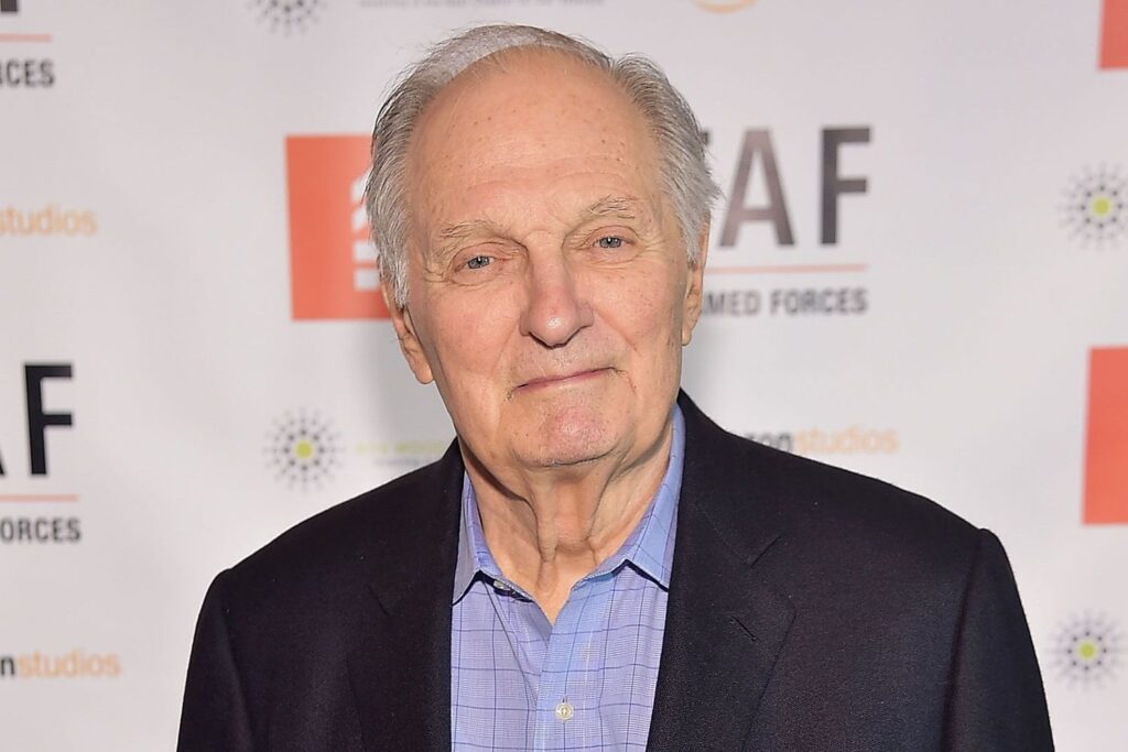 Alan Alda sagt, dass seine Blindheit ihn seine Tochter nicht erkennen lässt: "Ich glaube nicht, dass sie zu glücklich war"