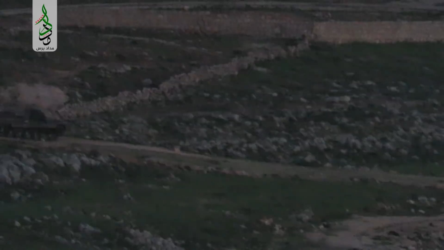 Syrische Befreiungsfront Fagot ATGM Streik trifft eine sich zurückziehende Rivale -Fraktion BMP in der Nähe des Maklabis Village, West Aleppo Countryside, Syrien – 2. April 2018 Syrische Befreiungsfront Fagot ATGM Streik trifft eine sich zurückziehende Rivale -Fraktion BMP in der Nähe des Maklabis Village, West Aleppo Countryside, Syrien - 2. April 2018