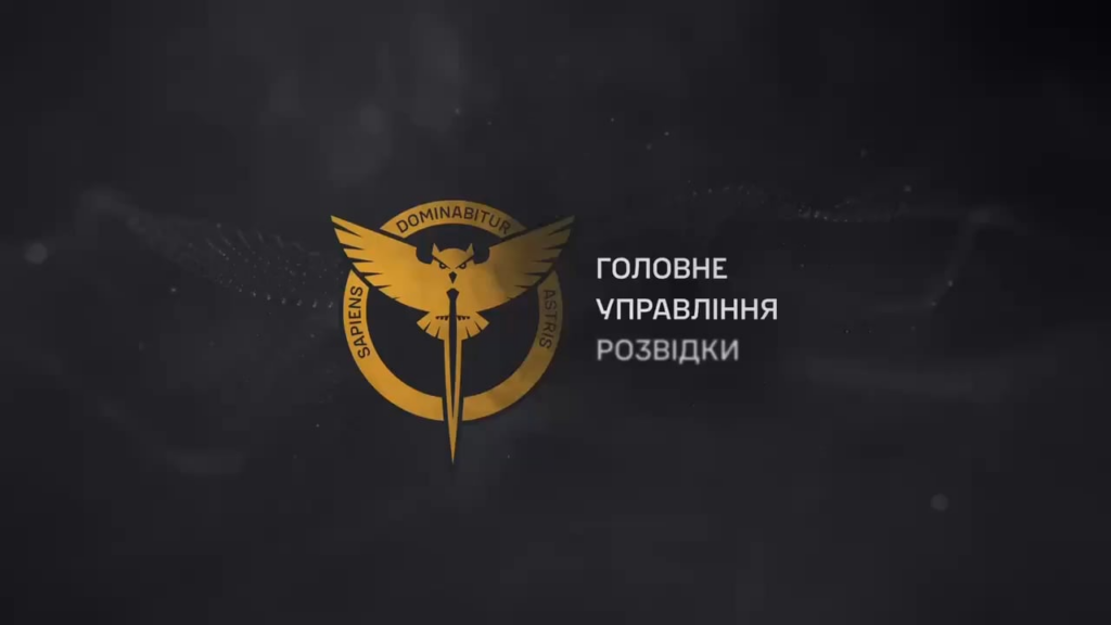Drohnenmaterial zeigt einen Soldaten der ukrainischen Hauptdirektion für Geheimdienst, der seinen M1224 Maxxpro fährt, nachdem er von einem russischen Angriff getroffen worden war, während er Soldaten aus der „Timur Special Unit“, die von einem Kampfbetrieb zurückkehrten, zu evakuieren. Drohnenmaterial zeigt einen Soldaten der ukrainischen Hauptdirektion für Geheimdienst, der seinen M1224 Maxxpro fährt, nachdem er von einem russischen Angriff getroffen worden war, während er Soldaten aus der "Timur Special Unit", die von einem Kampfbetrieb zurückkehrten, zu evakuieren.